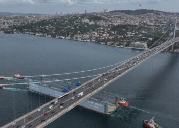 Rus bandralı dev yüzer havuz, İstanbul Boğazı’ndan 9 saatte geçebildi 10 Rus bandralı dev yüzer havuz, İstanbul Boğazı’ndan 9 saatte geçebildi