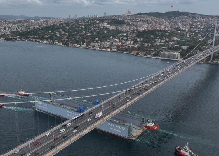 Rus bandralı dev yüzer havuz, İstanbul Boğazı’ndan 9 saatte geçebildi 1 Rus bandralı dev yüzer havuz, İstanbul Boğazı’ndan 9 saatte geçebildi