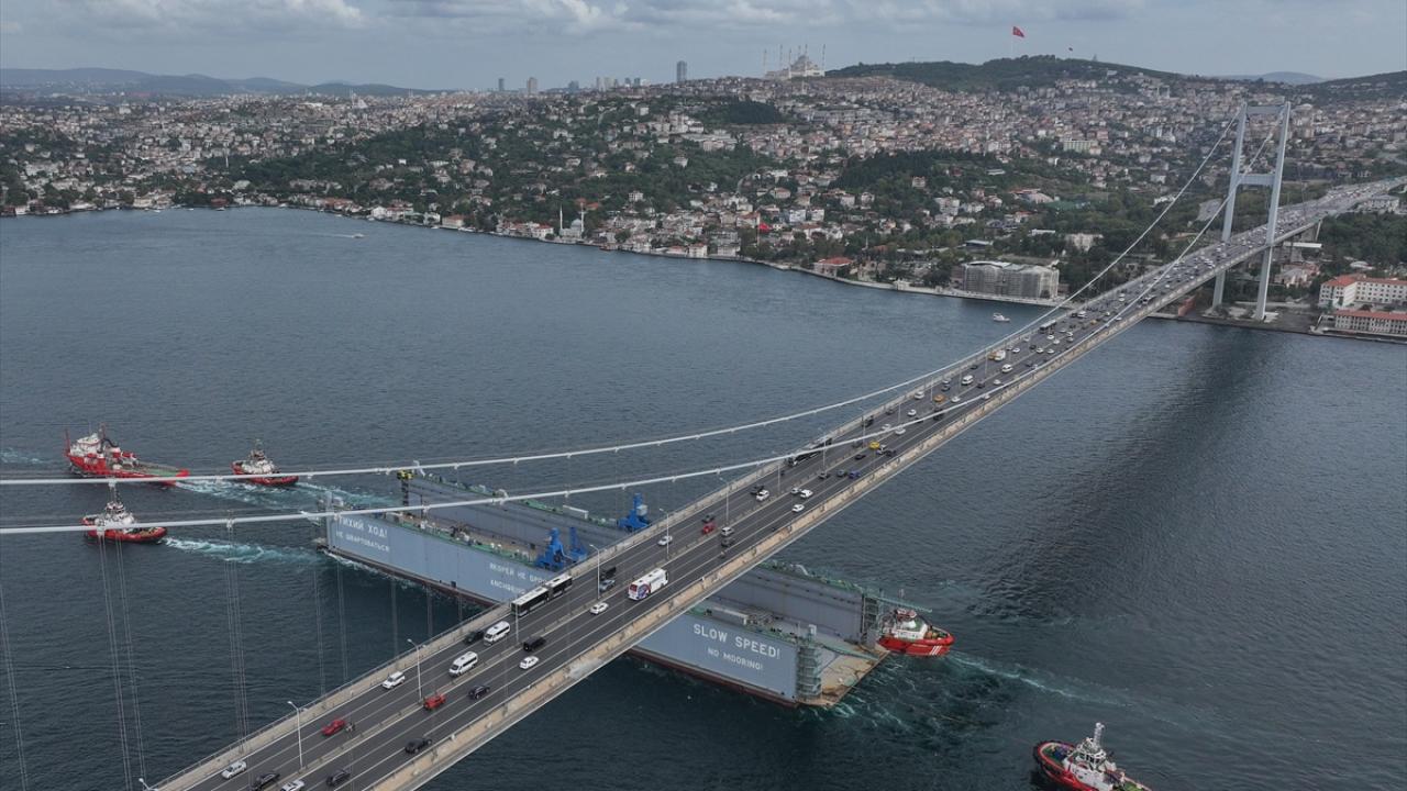 Rus bandralı dev yüzer havuz, İstanbul Boğazı’ndan 9 saatte geçebildi 9 Rus bandralı dev yüzer havuz, İstanbul Boğazı’ndan 9 saatte geçebildi