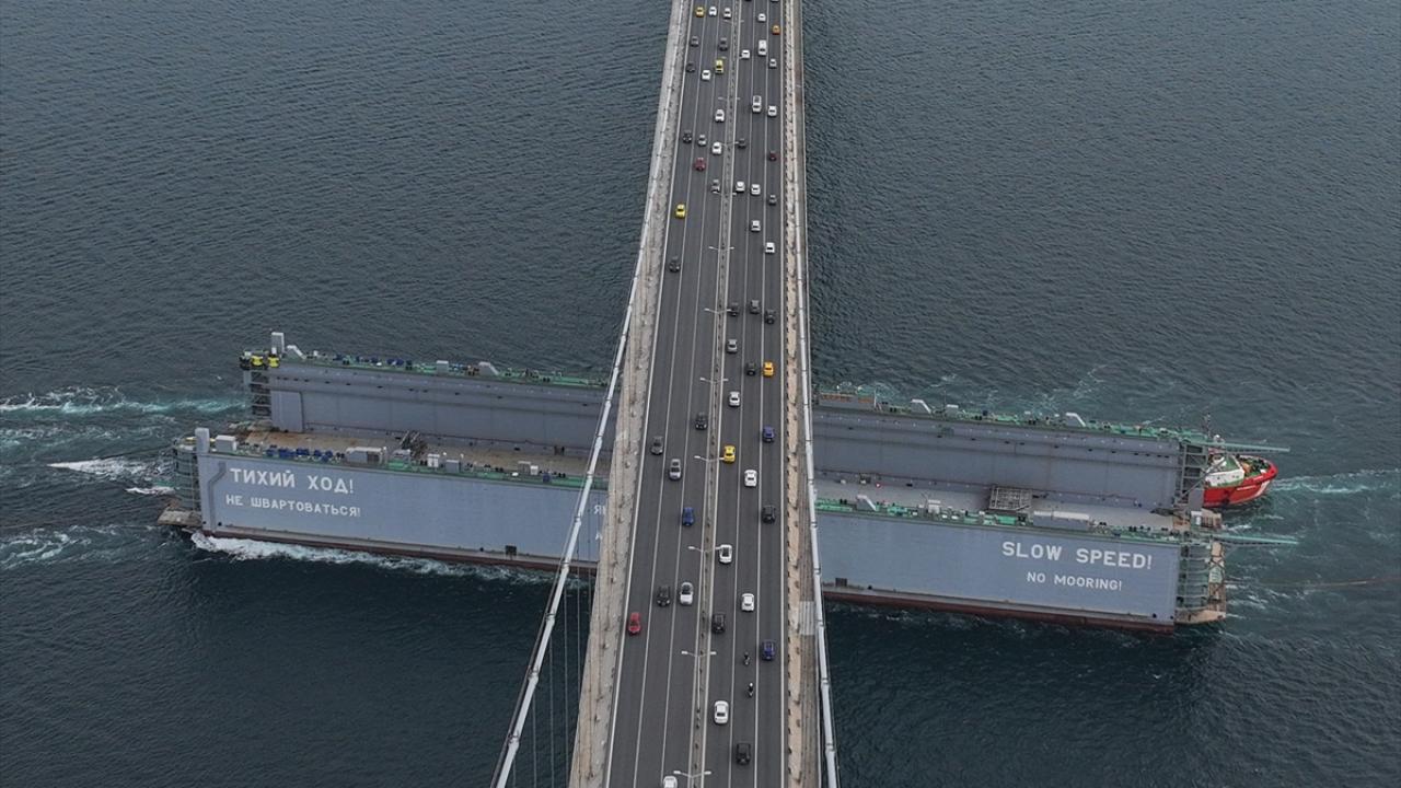 Rus bandralı dev yüzer havuz, İstanbul Boğazı’ndan 9 saatte geçebildi