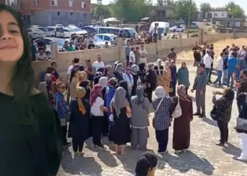 Narin’in cenazesinde toplu fotoğraf çektiren milletvekiline tepki yağdı!