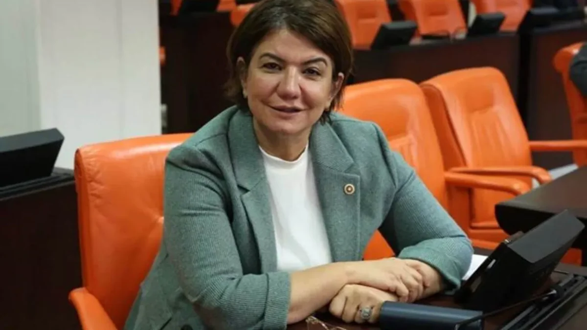 Narin'in cenazesinde toplu fotoğraf çektiren milletvekiline tepki yağdı!