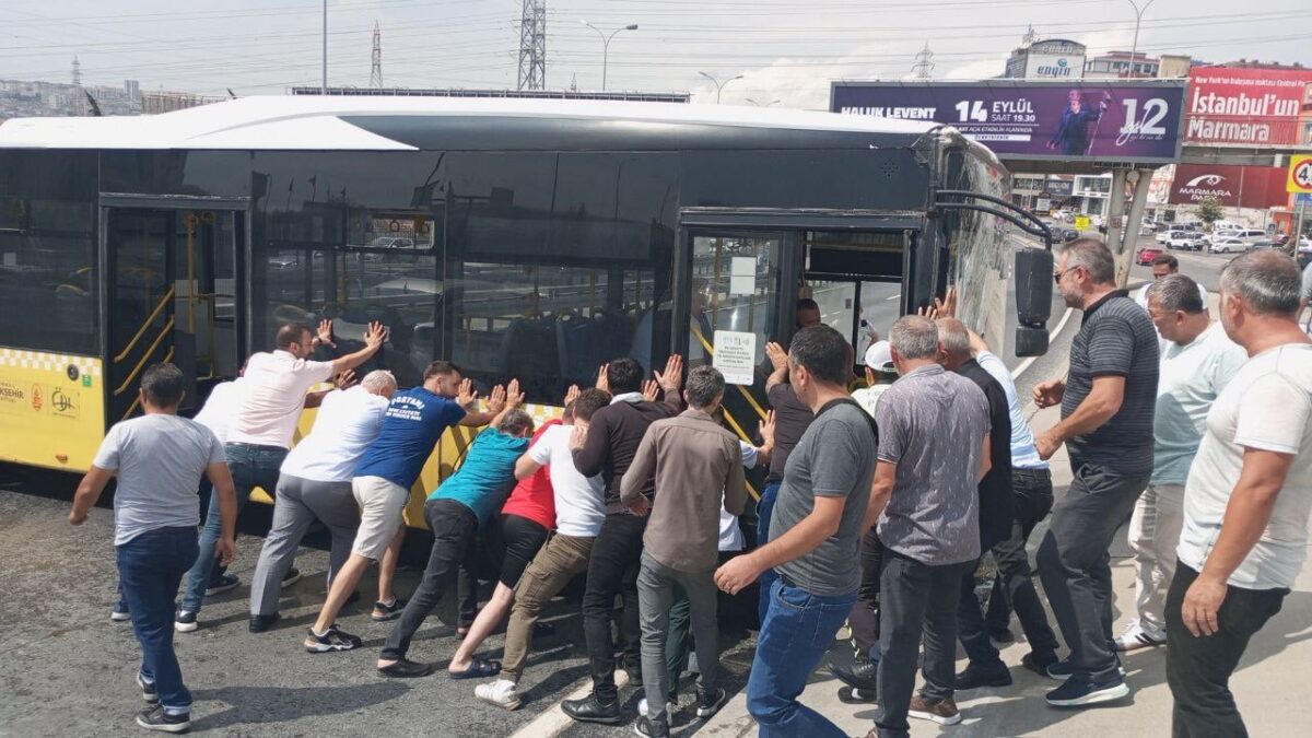 Yolcusu olmayan otobüs direğe çarptı, D-100 trafiğe kapandı 3 Yolcusu olmayan otobüs direğe çarptı, D-100 trafiğe kapandı