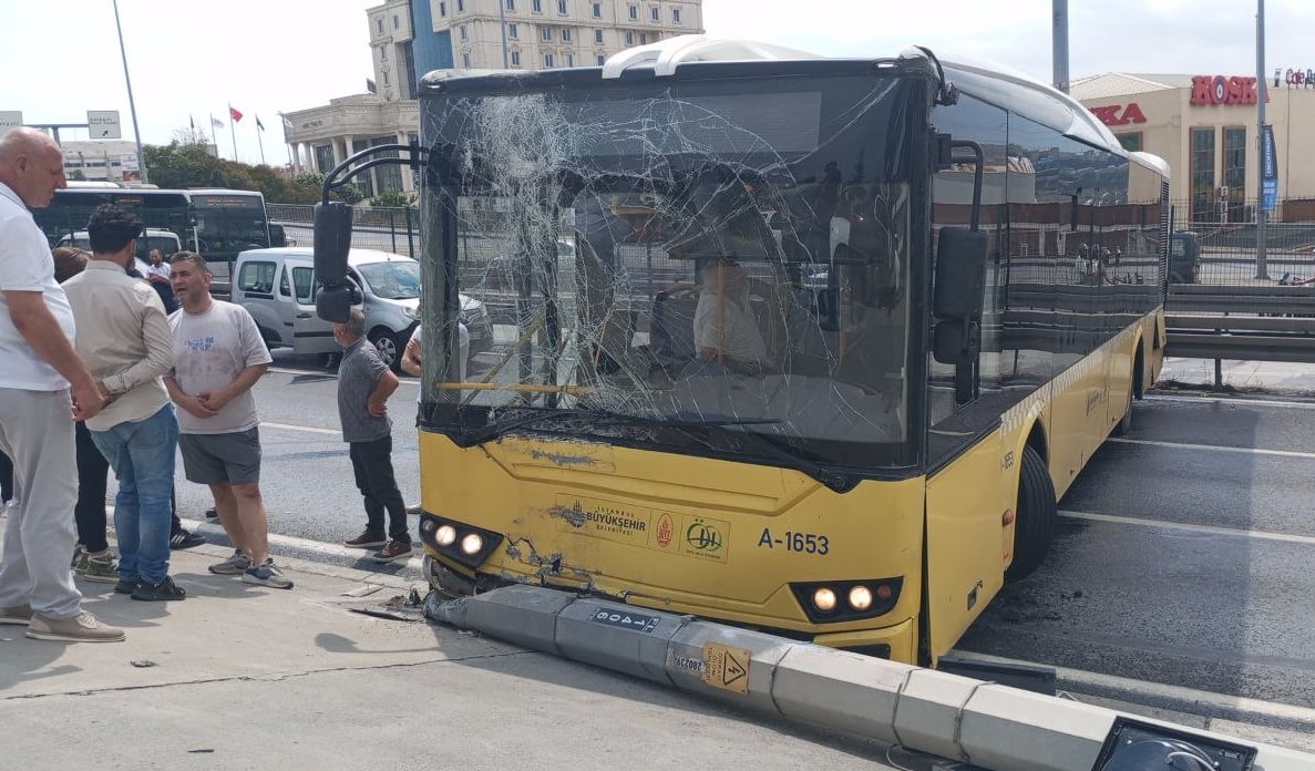 Yolcusu olmayan otobüs direğe çarptı, D-100 trafiğe kapandı 2 Yolcusu olmayan otobüs direğe çarptı, D-100 trafiğe kapandı