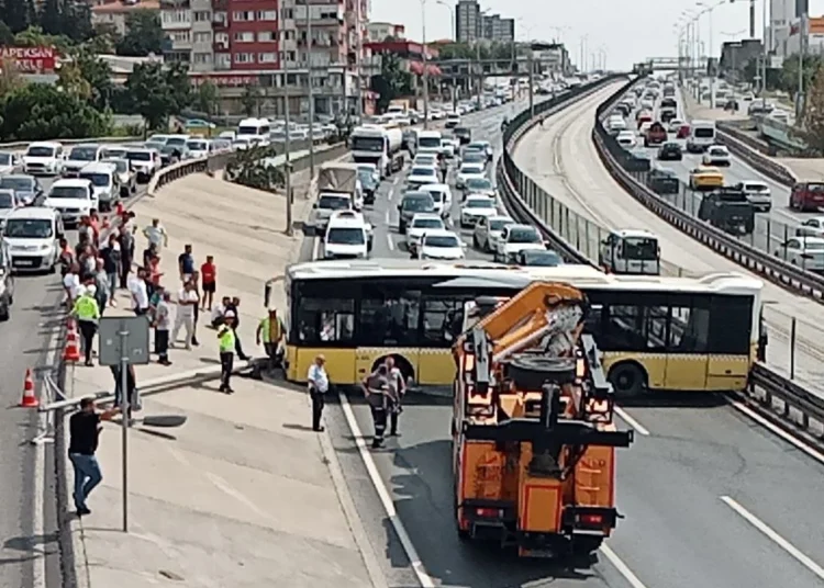 Yolcusu olmayan otobüs direğe çarptı, D-100 trafiğe kapandı 1 Yolcusu olmayan otobüs direğe çarptı, D-100 trafiğe kapandı