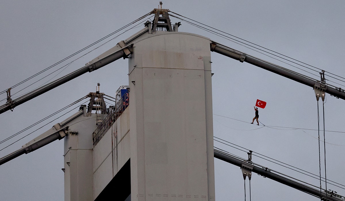 Estonyalı atlet, ip üstünde yürüyerek boğazı geçti 2 Estonyalı atlet, ip üstünde yürüyerek boğazı geçti