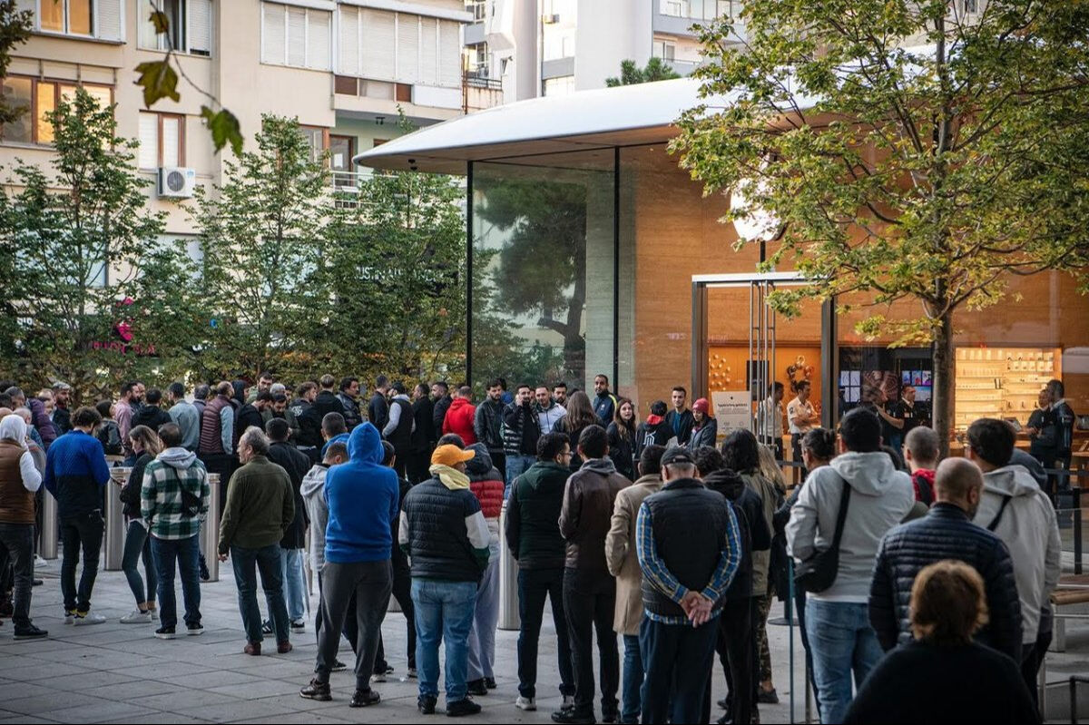 iPhone için geceden kuyruğa girenler, telefon satıcıları çıktı