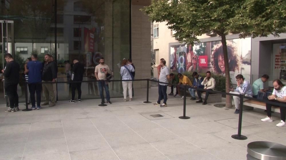 iPhone için geceden kuyruğa girenler, telefon satıcıları çıktı