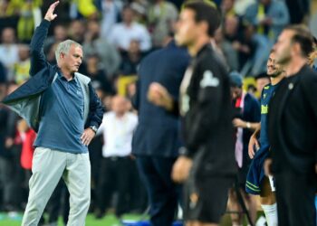 Derbi mağlubiyeti sonrası Jose Mourinho'dan beklenmedik tercih: Orta sahanın yıldız ismini kulübeye çekecek 1 Derbi mağlubiyeti sonrası Jose Mourinho’dan beklenmedik tercih: Orta sahanın yıldız ismini kulübeye çekecek