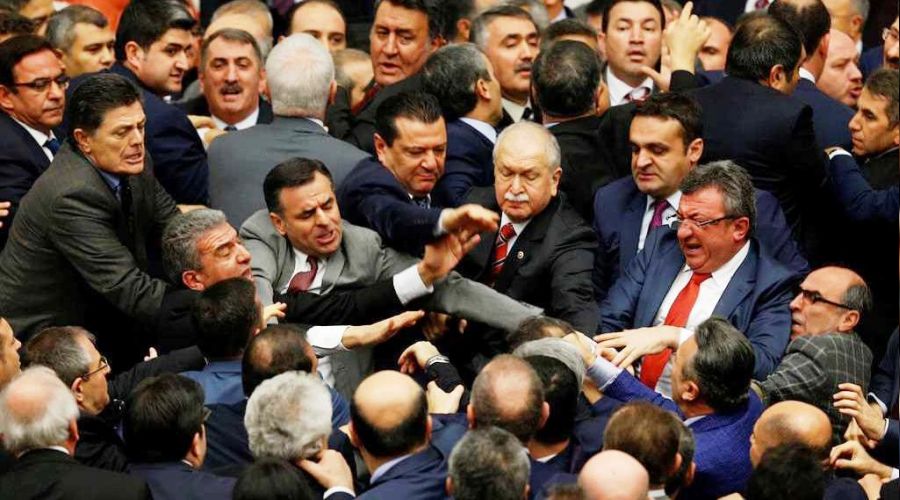 Milletvekilleri ile gazeteciler arasına duvar örülecek