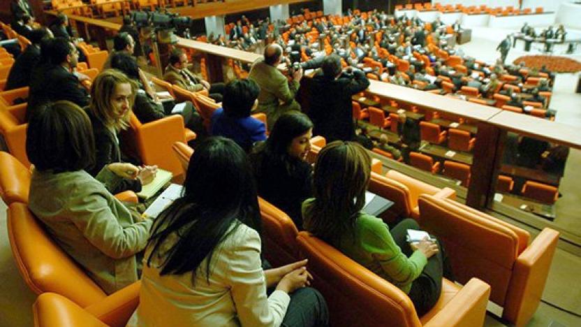 Milletvekilleri ile gazeteciler arasına duvar örülecek