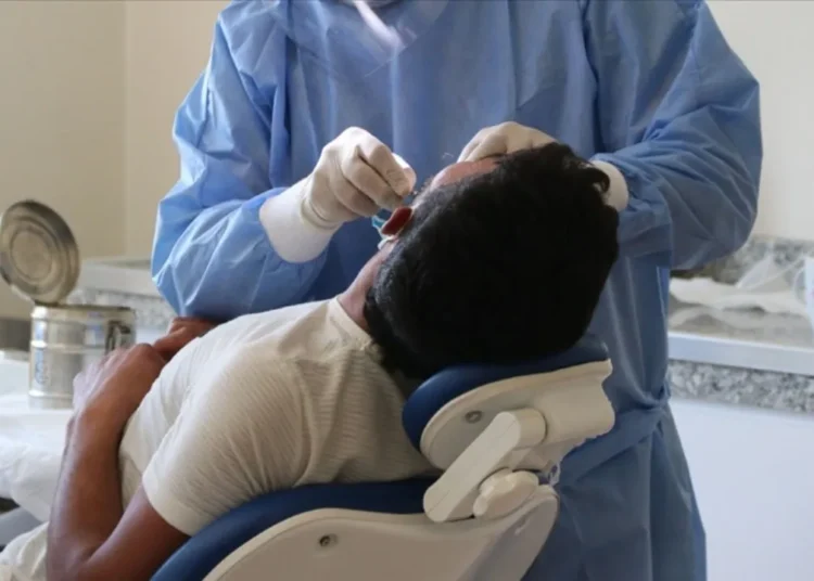 Kendisini diş hekimi diye tanıtıp bir hastanın 4 dişini çeken temizlikçiye şaka gibi ceza verildi