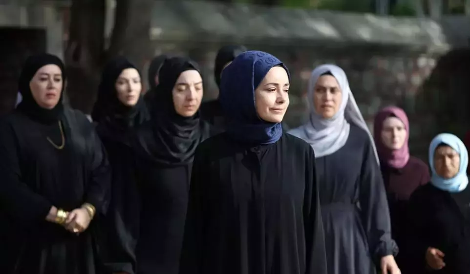 Kızıl Goncalar’ın senaristi: Goncaları, muhafazakar veya seküler fark etmez, bütün kadınlar olarak düşündüm 3 Kızıl Goncalar’ın senaristi: Goncaları, muhafazakar veya seküler fark etmez, bütün kadınlar olarak düşündüm