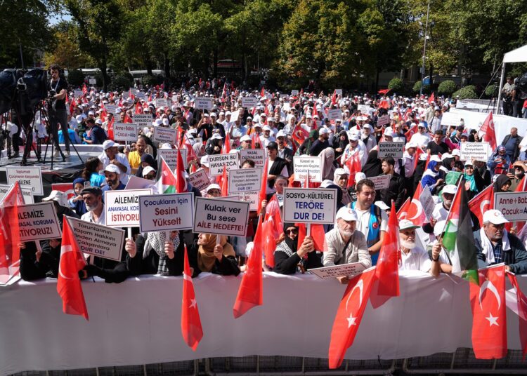 İstanbul'da LGBT karşıtı yürüyüş 1 İstanbul’da LGBT karşıtı yürüyüş