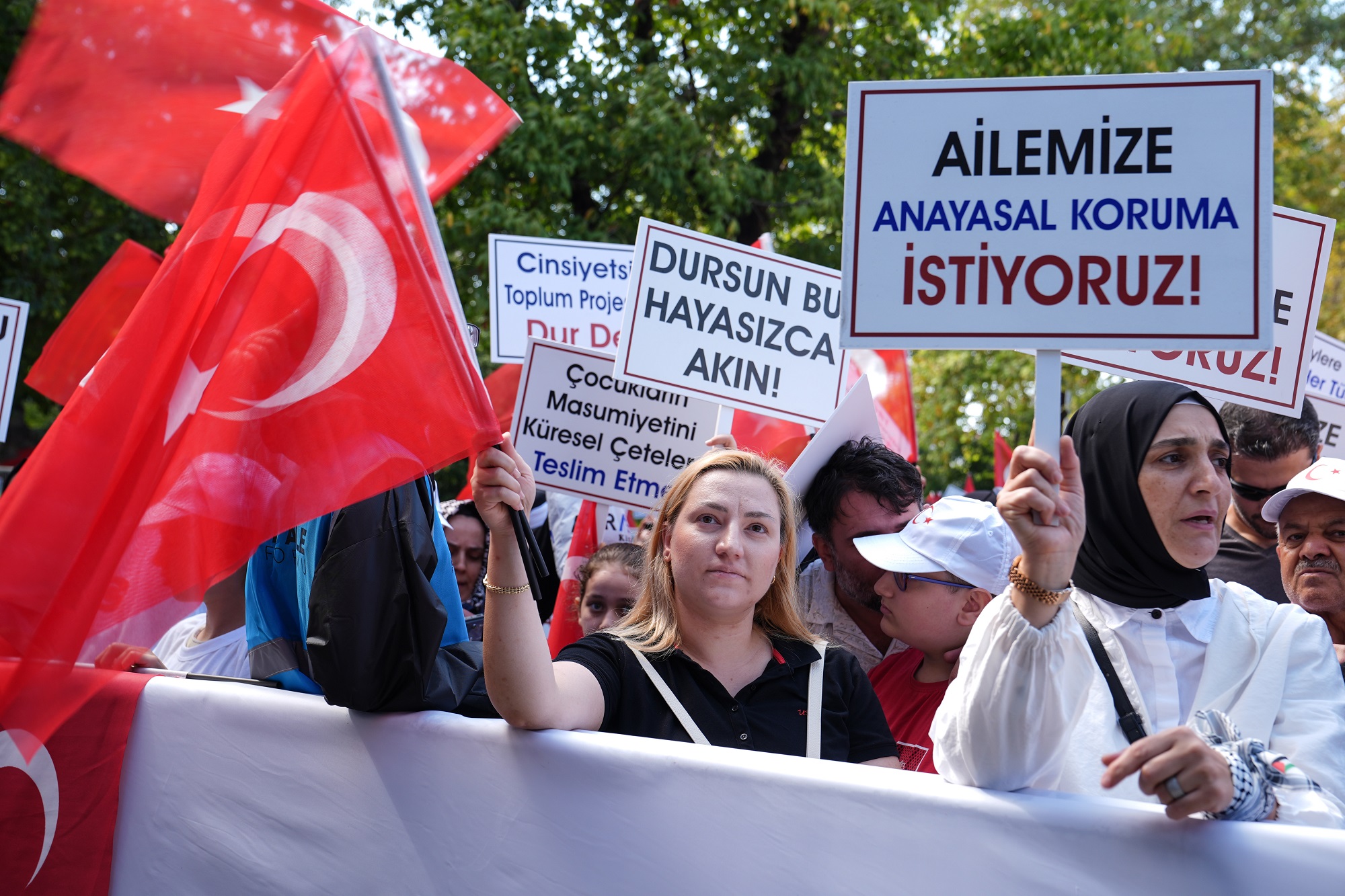 İstanbul'da LGBT karşıtı yürüyüş 5 İstanbul'da LGBT karşıtı yürüyüş