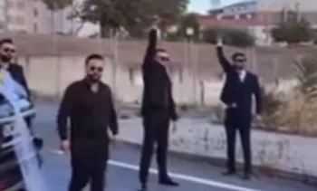 Düğün konvoyu düzenleyen kişiler yolu kapatıp havaya ateş açtı