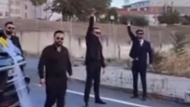 Düğün konvoyu düzenleyen kişiler yolu kapatıp havaya ateş açtı 1 Düğün konvoyu düzenleyen kişiler yolu kapatıp havaya ateş açtı