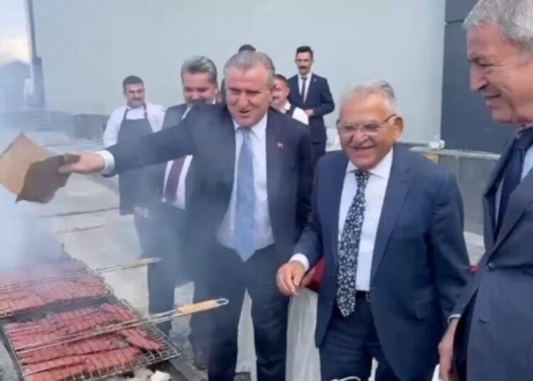 AK Partili başkandan sucuk savunması: Bakanlar ağzına bir lokma almadı 1 AK Partili başkandan sucuk savunması: Bakanlar ağzına bir lokma almadı