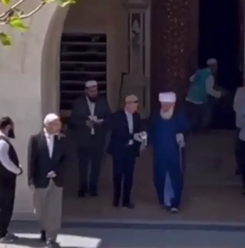 Menzil şeyhinin terli mendilini öpüp başına koydu 2 Menzil şeyhinin terli mendilini öpüp başına koydu