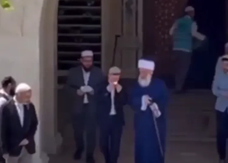 Menzil şeyhinin terli mendilini öpüp başına koydu 1 Menzil şeyhinin terli mendilini öpüp başına koydu
