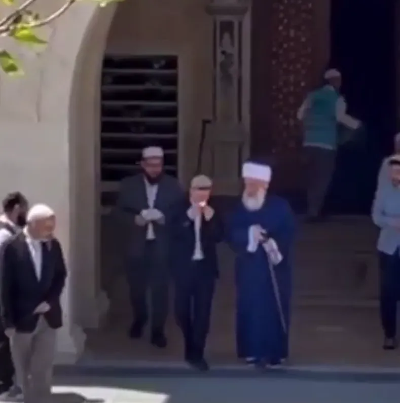 Menzil şeyhinin terli mendilini öpüp başına koydu 3 Menzil şeyhinin terli mendilini öpüp başına koydu