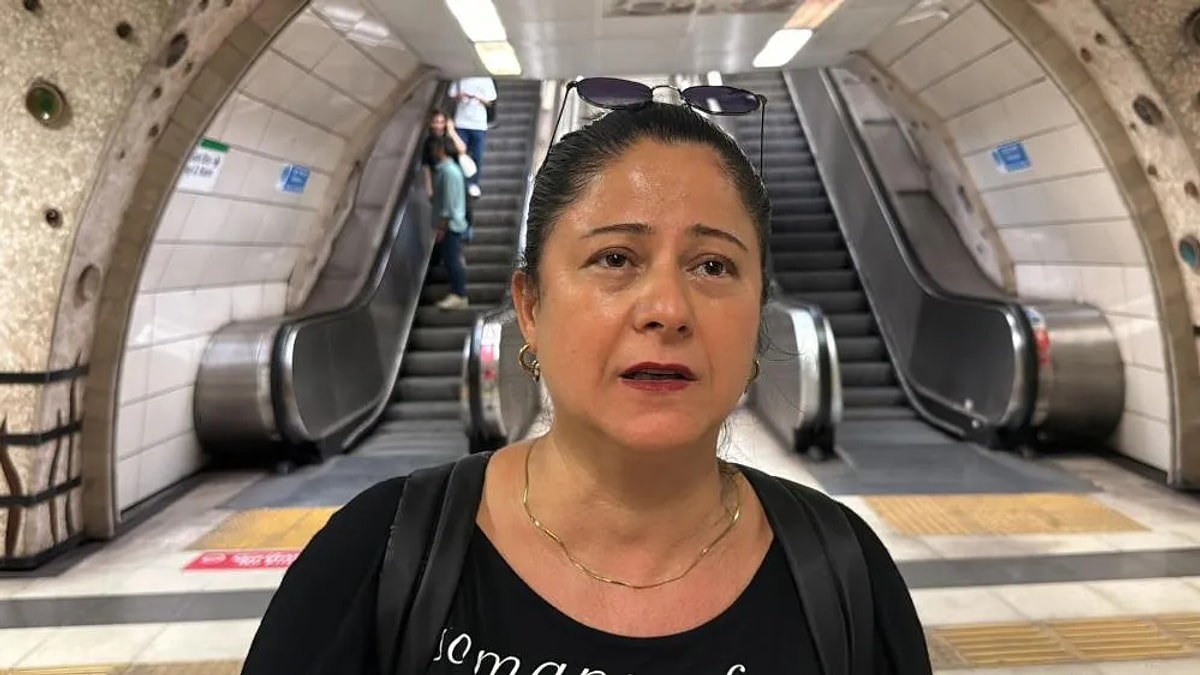 Metro istasyonunda yürüyen merdiven ikiye ayrıldı
