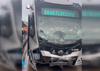 Bu kaçıncı kaza? Avcılar’da iki metrobüs çarpıştı