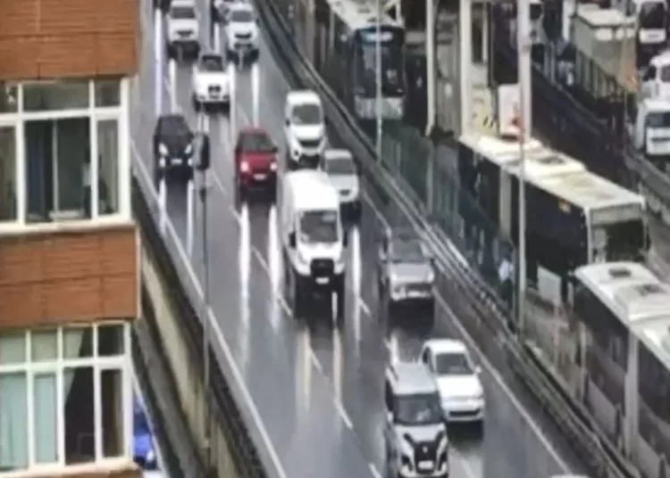 İstanbul'da hızlı toplu ulaşım için 'otobüs öncelikli yol' projesi hayata geçiriliyor 1 Bu kaçıncı kaza? Avcılar’da iki metrobüs çarpıştı