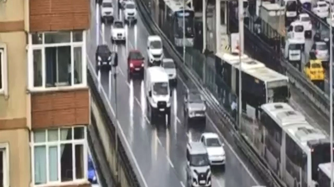 Bu kaçıncı kaza? Avcılar'da iki metrobüs çarpıştı