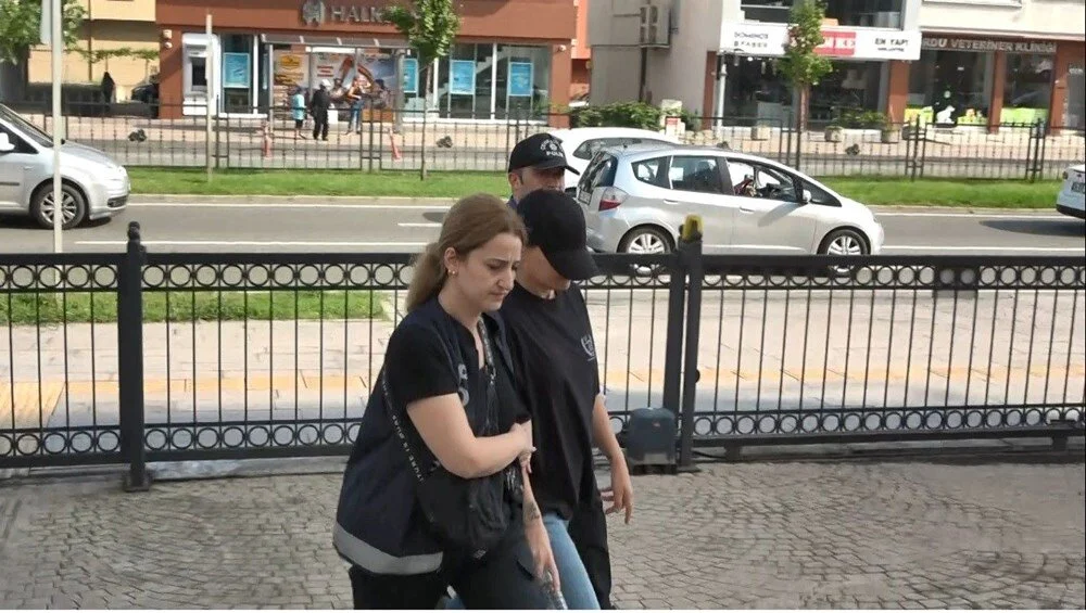Küçük Miray, okul bahçesinde öğretmenin aracının altında kaldı 4 Küçük Miray, okul bahçesinde öğretmenin aracının altında kaldı