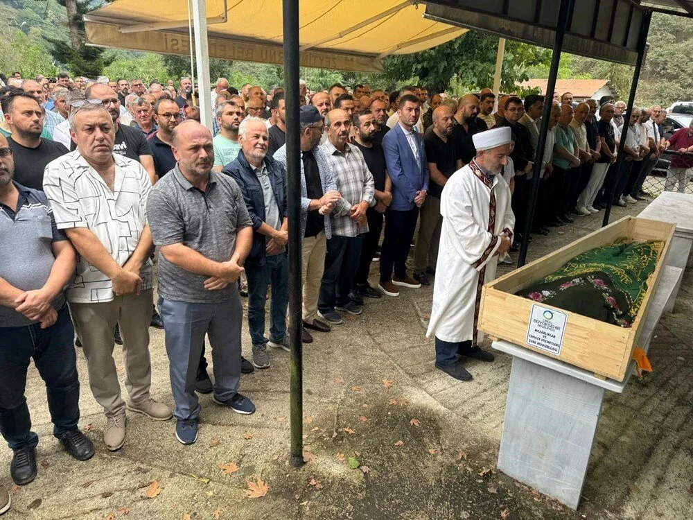 Küçük Miray, okul bahçesinde öğretmenin aracının altında kaldı 6 Küçük Miray, okul bahçesinde öğretmenin aracının altında kaldı