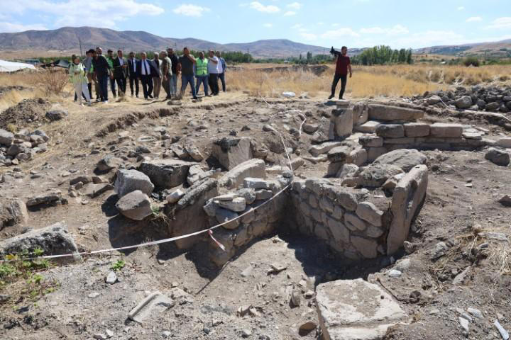 Fidan dikmek için satın aldığı arsada Bizans’tan kalma taban mozaik buldu 4 Fidan dikmek için satın aldığı arsada Bizans’tan kalma taban mozaik buldu