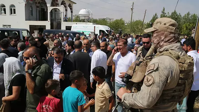 Türkiye'yi ağlatan Narin’in cenaze namazı komşu köyde kılındı 2 Türkiye'yi ağlatan Narin’in cenaze namazı komşu köyde kılındı