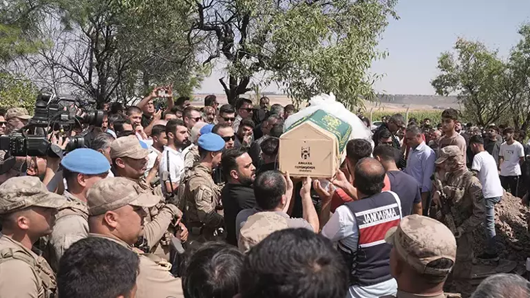 Türkiye'yi ağlatan Narin’in cenaze namazı komşu köyde kılındı 4 Türkiye'yi ağlatan Narin’in cenaze namazı komşu köyde kılındı