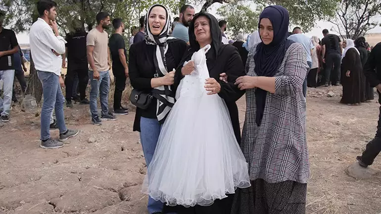 Türkiye'yi ağlatan Narin’in cenaze namazı komşu köyde kılındı 5 Türkiye'yi ağlatan Narin’in cenaze namazı komşu köyde kılındı