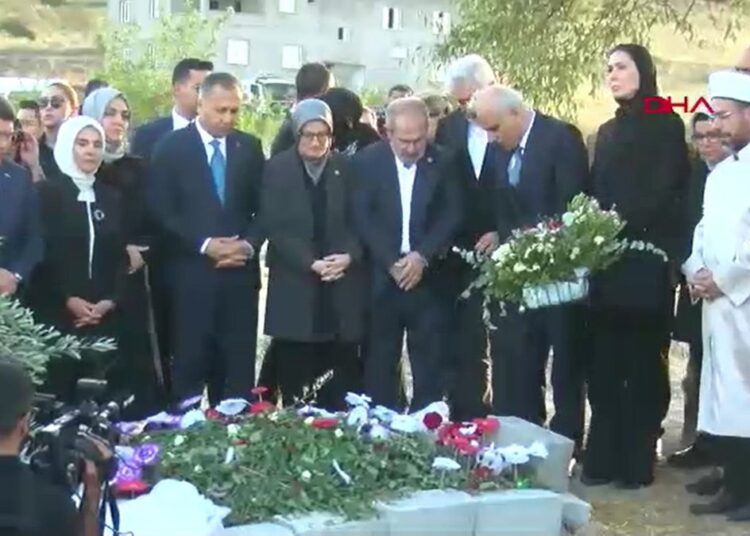 3 bakan Narin Güran'ın mezarını ziyaret etti 1 3 bakan Narin Güran’ın mezarını ziyaret etti