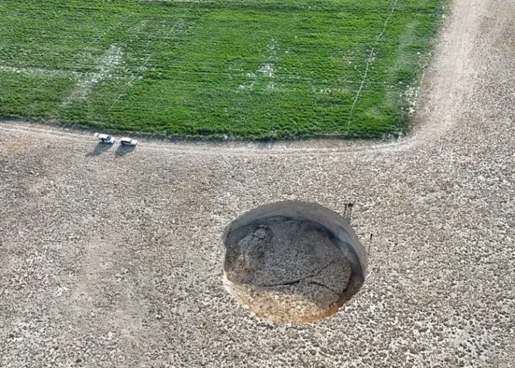 Konya’da 2 yeni dev obruk: Çapı 100, derinliği 10 metre! 1 Konya’da 2 yeni dev obruk: Çapı 100, derinliği 10 metre!