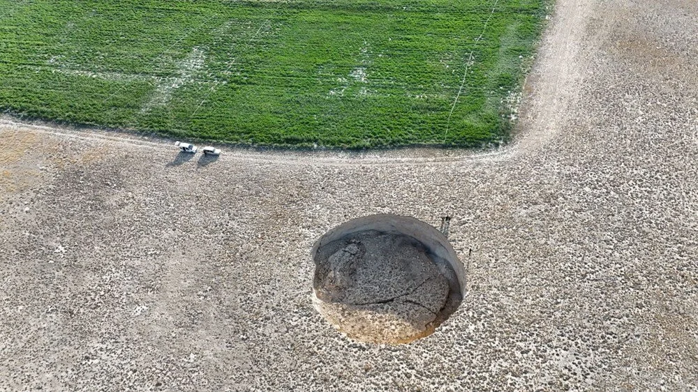 Konya’da 2 yeni dev obruk: Çapı 100, derinliği 10 metre! 2 Konya’da 2 yeni dev obruk: Çapı 100, derinliği 10 metre!