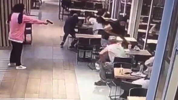 Öfkeli kadın, adını kötüye çıkaran adama kurşun yağdırdı 2 Öfkeli kadın, adını kötüye çıkaran adama kurşun yağdırdı