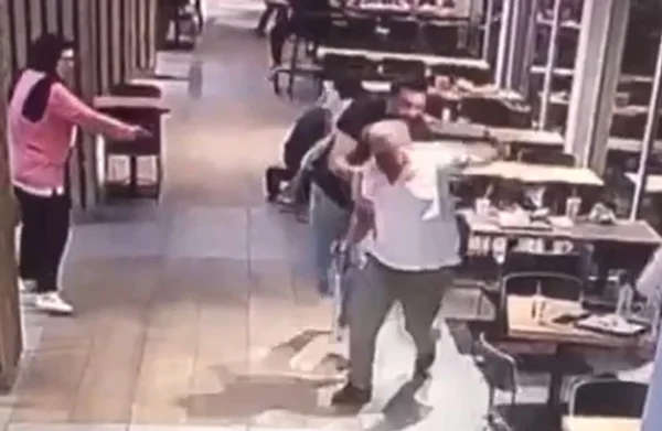 Öfkeli kadın, adını kötüye çıkaran adama kurşun yağdırdı 3 Öfkeli kadın, adını kötüye çıkaran adama kurşun yağdırdı