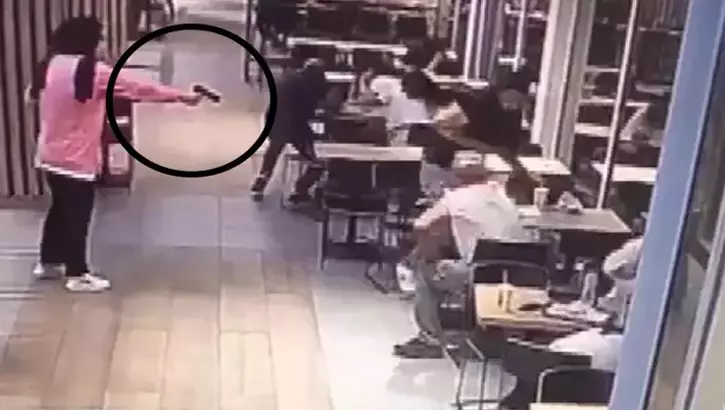Öfkeli kadın, adını kötüye çıkaran adama kurşun yağdırdı 1 Öfkeli kadın, adını kötüye çıkaran adama kurşun yağdırdı