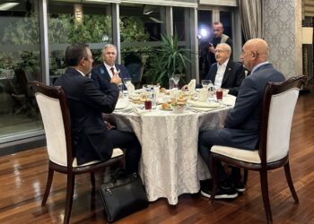 Özgür Özel, Kemal Kılıçdaroğlu ve Mansur Yavaş bir araya geldi 5 Özgür Özel, Kemal Kılıçdaroğlu ve Mansur Yavaş bir araya geldi