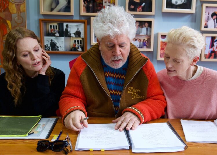 Pedro Almodovar'ın yeni filmi 17 dakika boyunca ayakta alkışlandı 1 Pedro Almodovar’ın yeni filmi 17 dakika boyunca ayakta alkışlandı