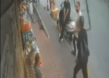 Kaldırımda arkadaşıyla sohbet eden adamın üzerine cam çerçeve düştü