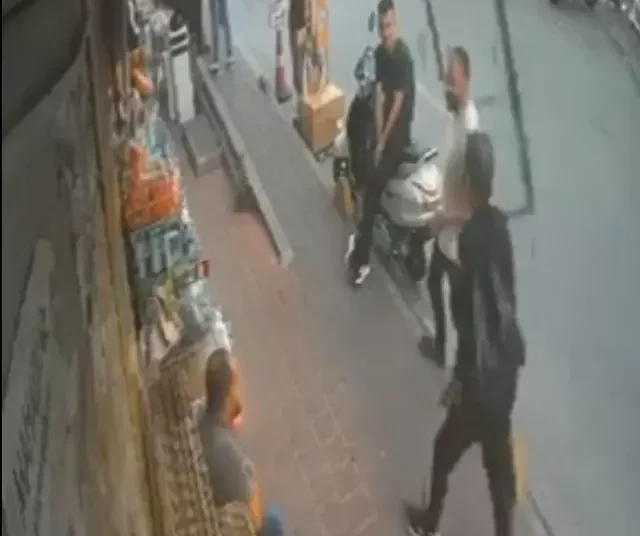 Kaldırımda arkadaşıyla sohbet eden adamın üzerine cam çerçeve düştü