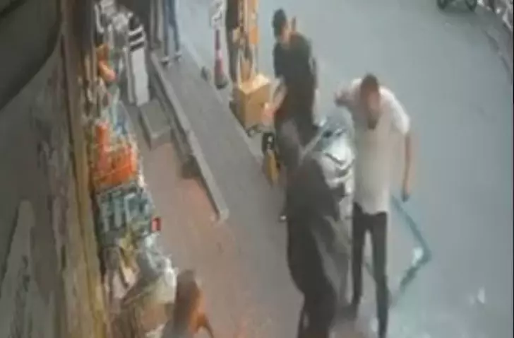 Kaldırımda arkadaşıyla sohbet eden adamın üzerine cam çerçeve düştü