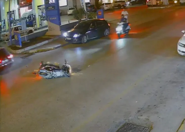 Sürücü aniden dönünce, motosikletli genç otomobile çarpıp öldü
