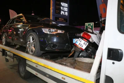 Sürücü aniden dönünce, motosikletli genç otomobile çarpıp öldü