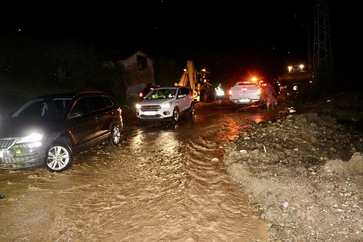 Trabzon sele teslim: Hastaneyi su bastı, yollar göle döndü, 1 kişi kayıp 4 Trabzon sele teslim: Hastaneyi su bastı, yollar göle döndü, 1 kişi kayıp