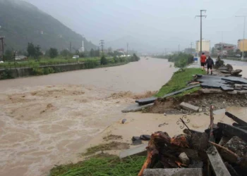 Trabzon sele teslim: Hastaneyi su bastı, yollar göle döndü, 1 kişi kayıp